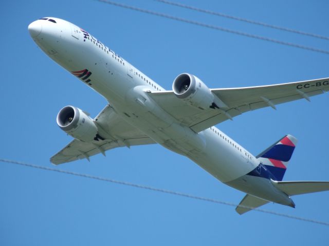 Boeing 787-9 Dreamliner (CC-BGF) - Ignore the power lines