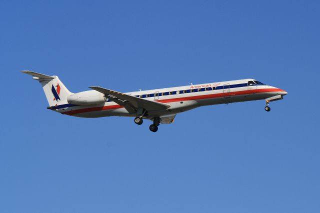 Embraer ERJ-135 (N827AE) - Arriving at YUL on runway 24R