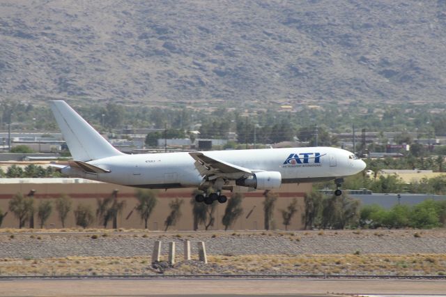 BOEING 767-200 (N763CX)