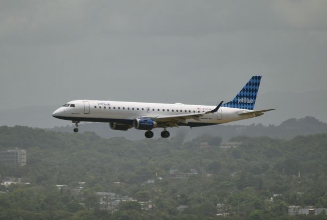 Embraer ERJ-190 (N193JB) - On final rwy 8 San Juan Itnl (SJU). Taken from Intercontinental Hotel balcony.