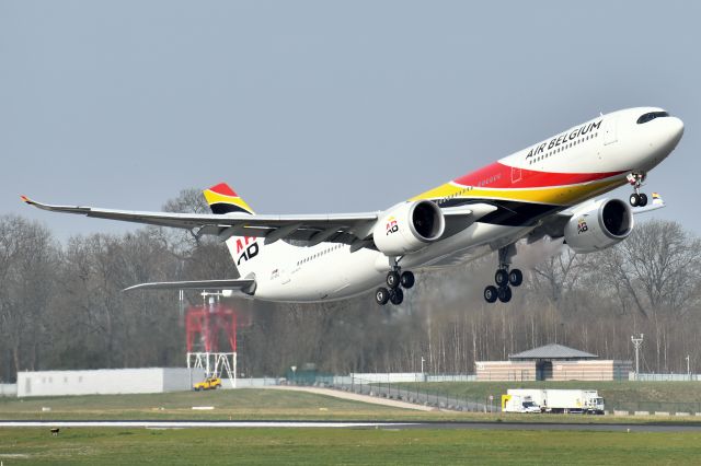 Airbus A330-900 (OO-ABG) - take off runway 06