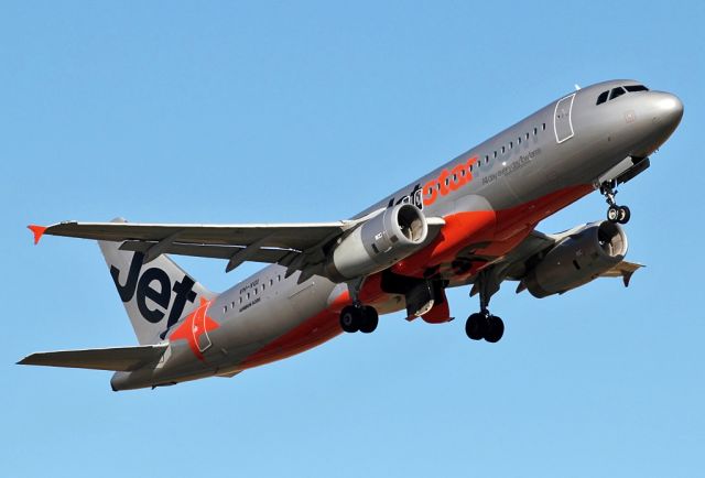 Airbus A320 (VH-VGI) - JETSTAR AIRWAYS - AIRBUS A320-232 - REG VH-VGI (CN 4466) - ADELAIDE INTERNATIONAL SA. AUSTRALIA - YPAD (26/12/2014)PHOTOGRAPHED WITH A CANON 550D AND 300 FIXED LENSE.