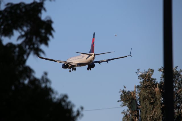 Boeing 737-900 (N898DN)