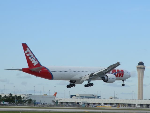 BOEING 777-300 (PT-MUH)