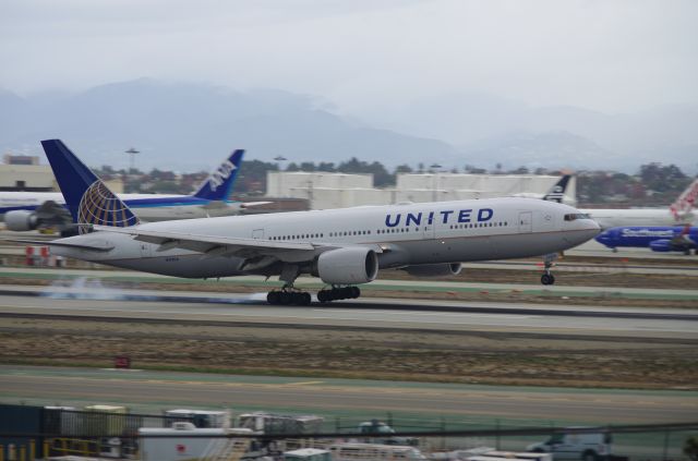 Boeing 777-200 (N213UA) - 07R landing at LAX.