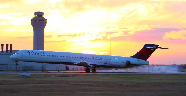 McDonnell Douglas MD-90 (N904DA)