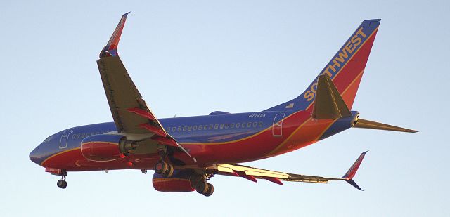 Boeing 737-700 (N7745A)