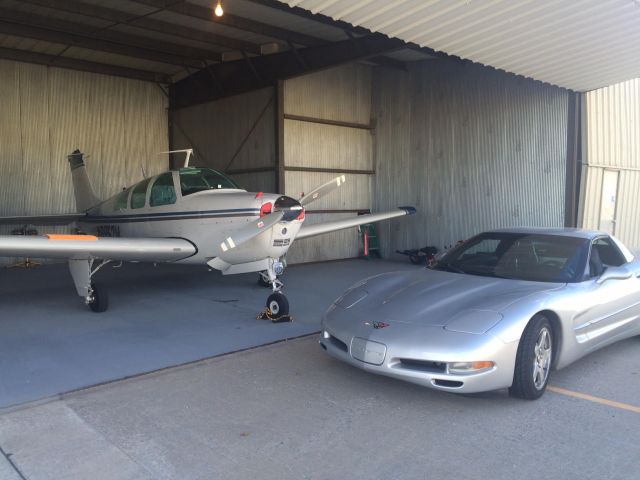 Beechcraft 35 Bonanza (N8952M)