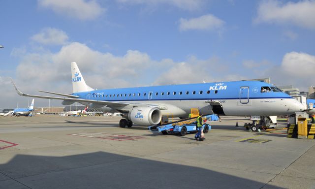 Embraer ERJ-190 (PH-EZV) - KLM Cityhopper Embraer ERJ-190STD PH-EZV in Amsterdam 