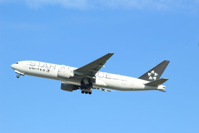 Boeing 777-200 (N77022) - A United AIrlines B777-200 wearing the 'Star Alliance' livery, taking off from LHR on runway 27L.br /br /Location: Heathrow T5 Planespotting Point.br /Date: 12.10.22 (dd/mm/yy).