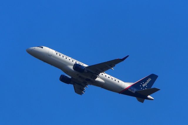 Embraer 170/175 (N401YX)