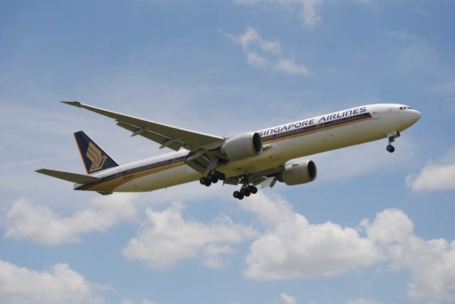 Boeing 777-200 (9V-SWT) - 7/7/2016: Singapore Airlines 77th Boeing 777 arriving at KIAH. 