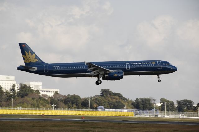 Airbus A321 (VN-A362) - Landing at NRT Airport Runway 16R on 2011/11/23