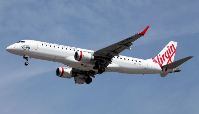 Embraer ERJ-190 (VH-ZPH) - Honeymoon Cove Short Final To 16L