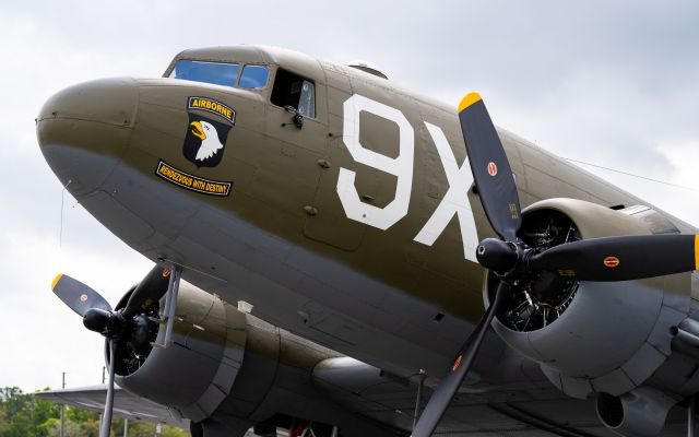 Douglas DC-3 (N150D)