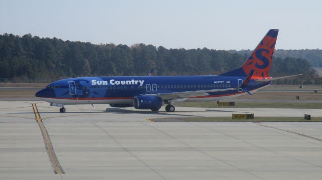 Boeing 737-800 (N821SY) - Coming to pick up the UNC mens basketball team for their trip to the Maui Invitational