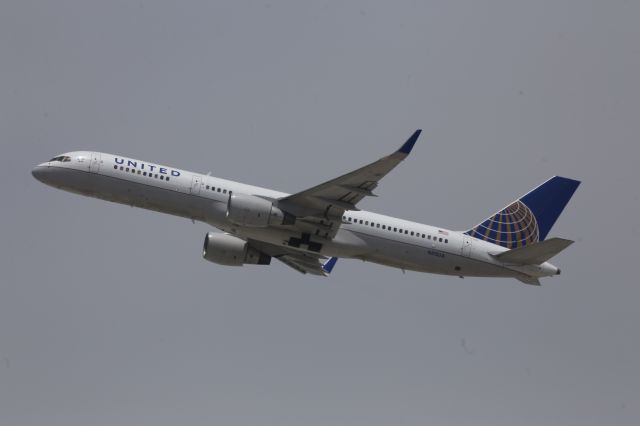 Boeing 757-200 (N512UA)