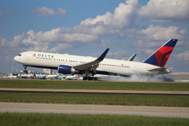 BOEING 767-300 (N177DZ)