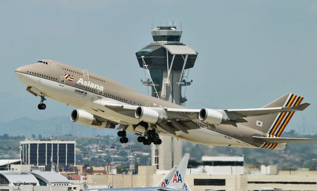 BOEING 767-300 (HL7417) - Asiana 747-400 taking off @ KLAX.