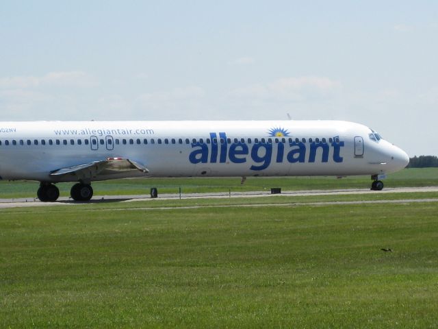 McDonnell Douglas MD-88 (AAY415) - One of the four airlines that flies into Bismarck Municipal.  Ive heard that these planes are full everytime they fly out of here, which is 4 times a week!  Viva Las Vegas!