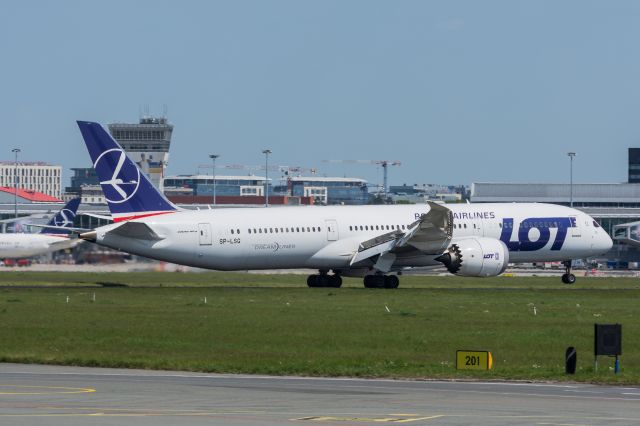 Boeing 787-9 Dreamliner (SP-LSG) - WAW SPOTTING