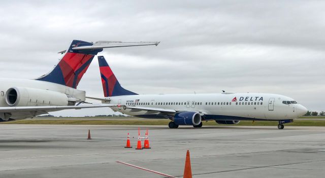 Boeing 737-900 (N874DN) - The old vs the new!