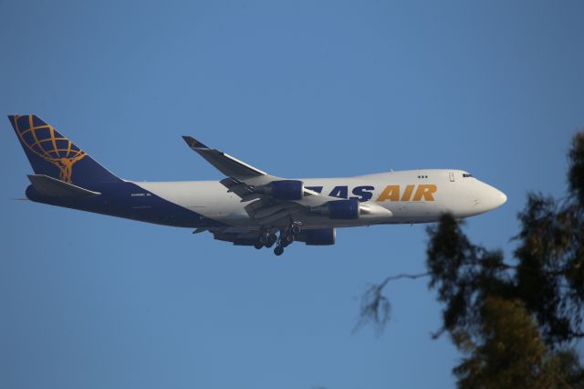 Boeing 747-400 (N496MC)