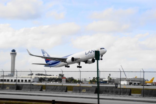 BOEING 767-300 (N524LA)