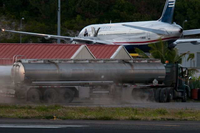 Boeing 757-200 (N940UW)