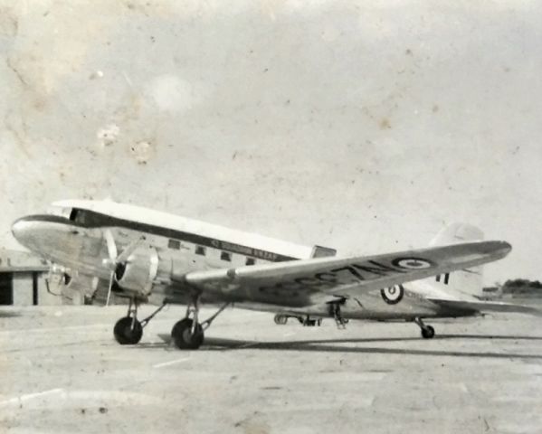 — — - RNZAF OHAKEA, MANAWATU, AOTEAROA/NZ, CIRCA LATE 1950S-EARLY 1960S. NOTE NO KIWI YET WITHIN THE ROUNDAL, JUST A SMALL WHITE FERN-FROND.