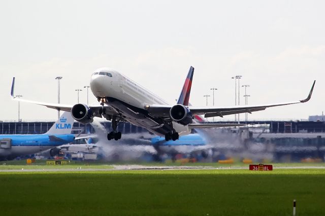 BOEING 767-300 (N169DZ)