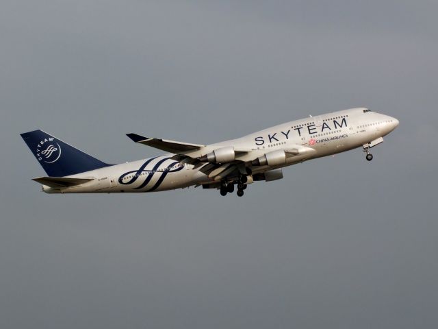 Boeing 747-400 (B-18206)