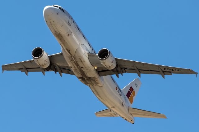 Airbus A320 (EC-LLE) - climbing like a rocket in the blue spanish sky!!