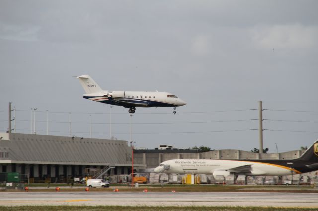 Canadair Challenger (N334FX)