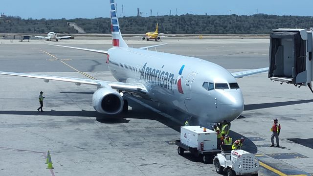 Boeing 737-700 (N962NN) - Este impecable y muy nuevo avión de American Airlines, visitó el Aeropuerto Internacional Simón Bolívar de Maiquetía, que sirve a la ciudad de Caracas el día 03JUL16, haciendo el Vuelo AAL 968 MIQ-MIA, de la Puerta 25 a la E2, en 2:45 horas. Excelente vuelo, excelente avión.