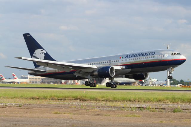 — — - Landing on runway 027R at LHR.