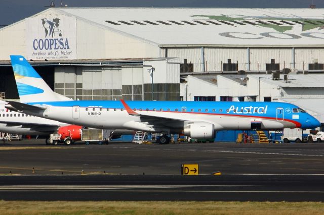 Embraer ERJ-190 (N165HQ)