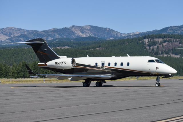 Bombardier Challenger 300 (N536FX) - See full image