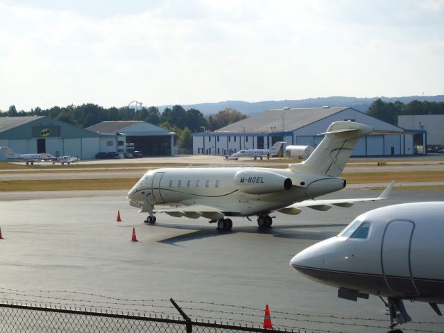 Bombardier Challenger 300 (M-NOEL) - FTY 10/20/10