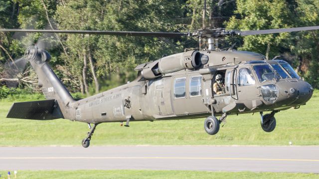 9926829 — - 99-26829 hover-taxiing to the ramp at College Park Airport 