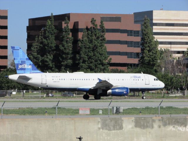 Airbus A320 (N613JB) - Taxiing to RWY 30