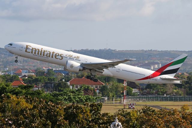 BOEING 777-300 (A6-EBS)