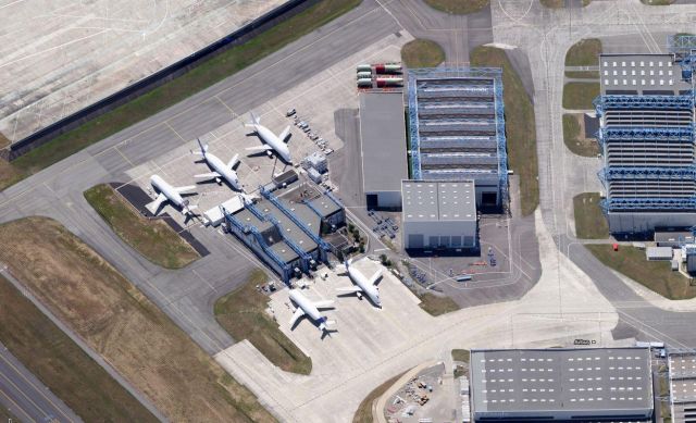 — — - Les Beluga d'Airbus à Toulouse au Parking. LFBO ou TLS