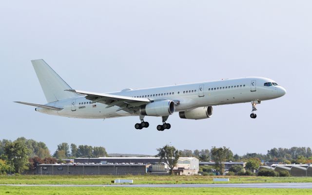 00-9001 — - wile75 usaf c-32b 00-9001 about to land at shannon 29/9/16.