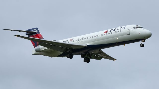 Boeing 717-200 (N927AT) - Arriving on runway 33, overcast skies greet first daytime flight of a Delta B712 into KFSD - May 19, 2015