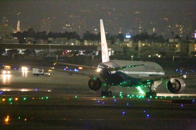 BOEING 777-300ER (B-18007)