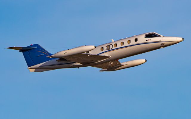 Learjet 35 (XA-ALV)
