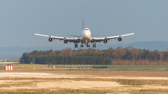 Boeing 747-400 (N496MC)