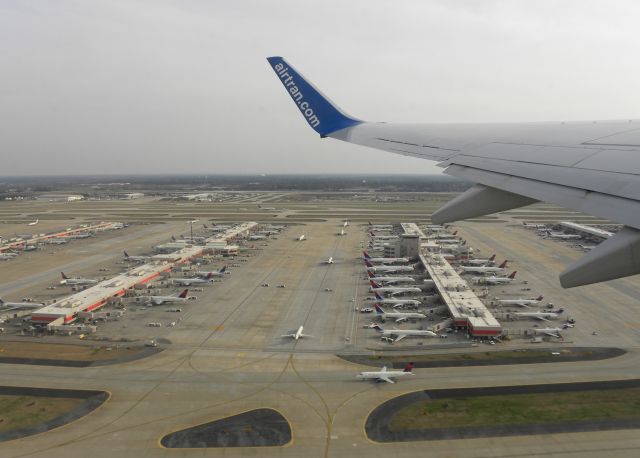 Boeing 737-700 (N344AT) - Typical vantage of Jackson-Hartsfield International Airport with concourses T,A,B, and C visibile