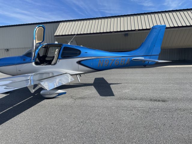 Cirrus SR-22 (N976BA)